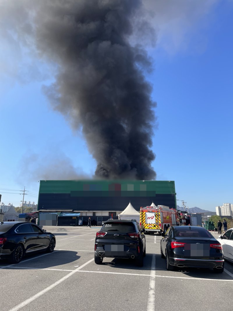 [양주=뉴시스] 마트 화재. (사진=경기도북부소방재난본부 제공) 2025.11.03 photo@newsis.com