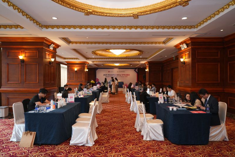 부산경제진흥원이 지난 10월 21일부터 26일까지 베트남 호찌민과 하노이에 '2025 베트남 무역사절단'을 파견했다고 3일 밝혔다. 베트남 하노이에서 열린 수출상담회 모습. 부산경제진흥원 제공