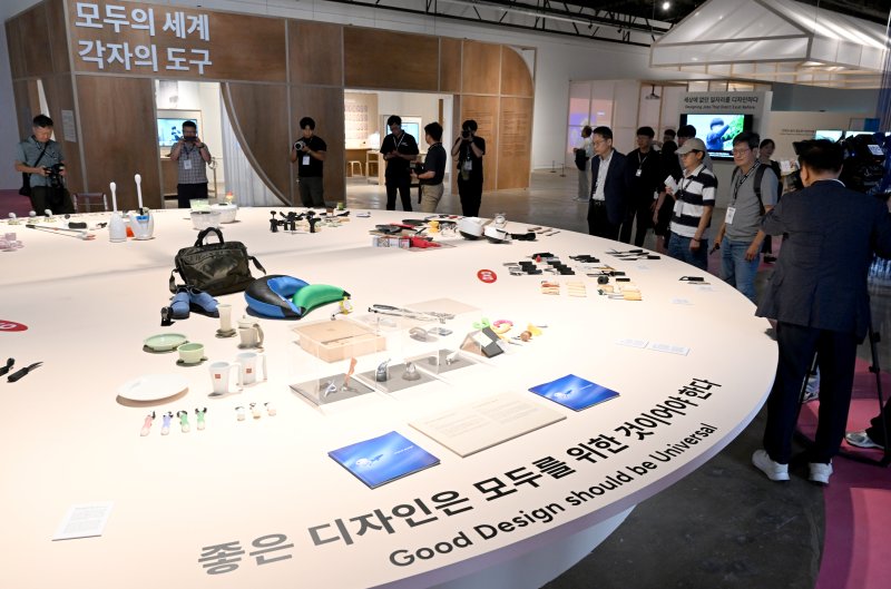 [광주=뉴시스] 김혜인 기자 = 2025 광주디자인비엔날레 개막 하루 전인 29일 오후 광주 북구 용봉동 광주비엔날레전시관 2관(포용디자인과 삶)에서 디자인 제품들이 공개되고 있다. 광주디자인비엔날레 전시는 오는 30일부터 11월 2일까지 65일간 '너라는 세계: 디자인은 어떻게 인간을 끌어안는가(You, the World: How Design Embraces Humanity)'를 주제로 열린다. 2025.08.29. hyein0342@newsis.com