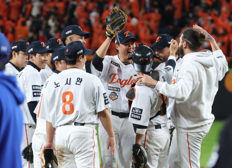 [대전=뉴시스] 황준선 기자 = 24일 대전 중구 바카라 사이트 디시생명볼파크에서 열린 2025 KBO 포스트시즌 플레이오프 5차전 삼성 라이온즈와 바카라 사이트 디시 이글스의 경기, 2-11로 승리하며 한국시리즈 진출을 확정지은 바카라 사이트 디시 선수들이 자축하고 있다. 2025.10.24. hwang@newsis.com