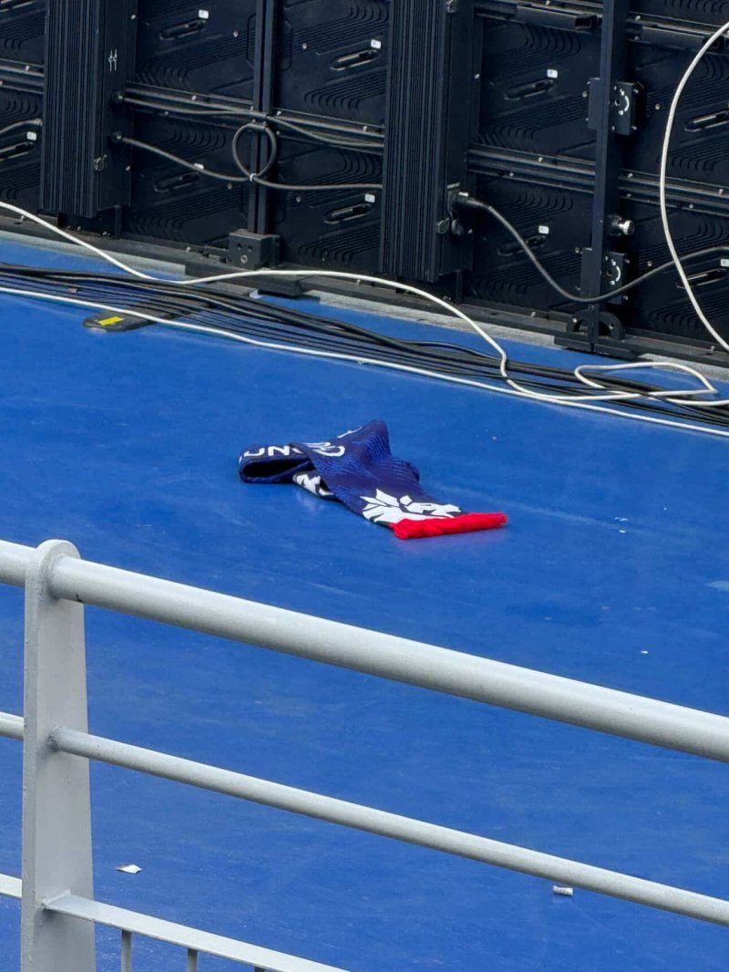 지난 1일 수원전에서 패배한 뒤 충북청주FC 서포터즈들이 던진 머플러(독자 제공. 재판매 및 DB금지)./뉴스1