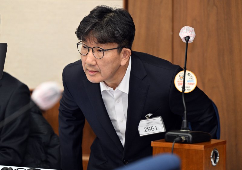 권성동 국민의힘 의원이 3일 서울 서초동 서울중앙지법에서 통일교로부터 불법 정치자금을 수수한 혐의 사건 1차 공판에 출석해 자리에 앉고 있다. 2025.11.3/뉴스1 ⓒ News1 사진공동취재단