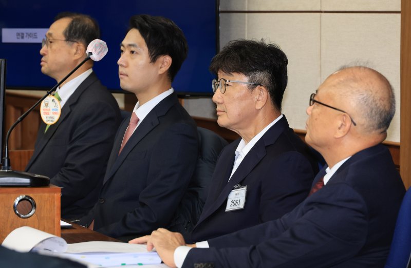 불법 정치자금 수수혐의로 구속기소된 권성동 국회의원이 3일 오전 서울 서초구 서울중앙지법에서 열린 첫 공판에 출석해 피의자석에서 재판을 기다리고 있다. 2025.11.3/뉴스1 ⓒ News1 사진공동취재단