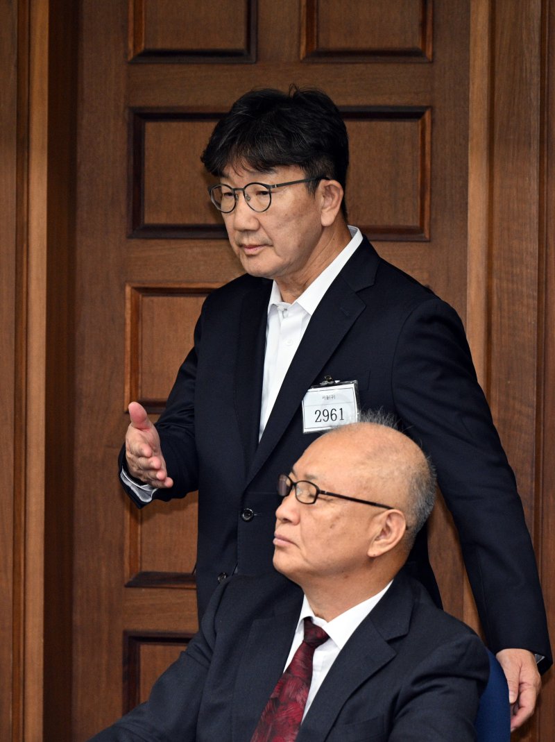 권성동 국민의힘 의원이 3일 서울 서초동 서울중앙지법에서 통일교로부터 불법 정치자금을 수수한 혐의 사건 1차 공판에 출석하고 있다. 2025.11.3/뉴스1 ⓒ News1 사진공동취재단