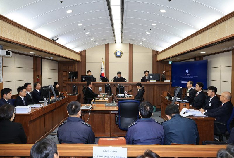 불법 정치자금 수수혐의로 구속기소된 권성동 국회의원이 3일 오전 서울 서초구 서울중앙지법에서 열린 첫 공판에 출석해 피의자석에 앉아 재판을 기다리고 있다. 2025.11.3/뉴스1 ⓒ News1 사진공동취재단