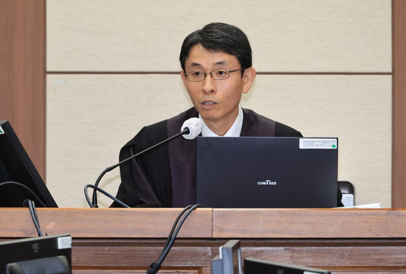 서울중앙지법 형사합의27부 우인성 부장판사가 3일 오전 서울 서초구 서울중앙지법에서 열린 권성동 국회의원의 정치자금 수수 혐의 첫 공판에서 법정 내부 촬영 관련 유의사항을 고지하고 있다. 2025.11.3/뉴스1 ⓒ News1 사진공동취재단