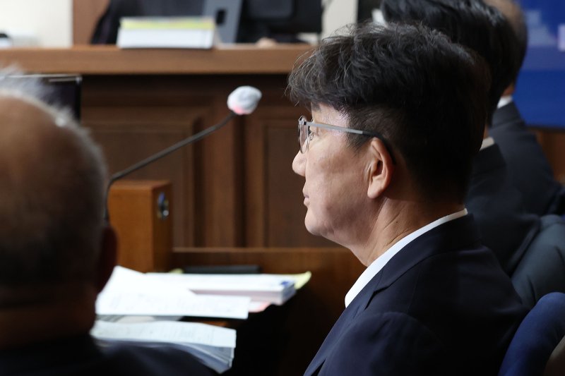 권성동 국민의힘 의원이 3일 서울 서초동 서울중앙지법에서 통일교로부터 불법 정치자금을 수수한 혐의 사건 1차 공판에 출석해 자리에 앉아 있다. 2025.11.3/뉴스1 ⓒ News1 사진공동취재단