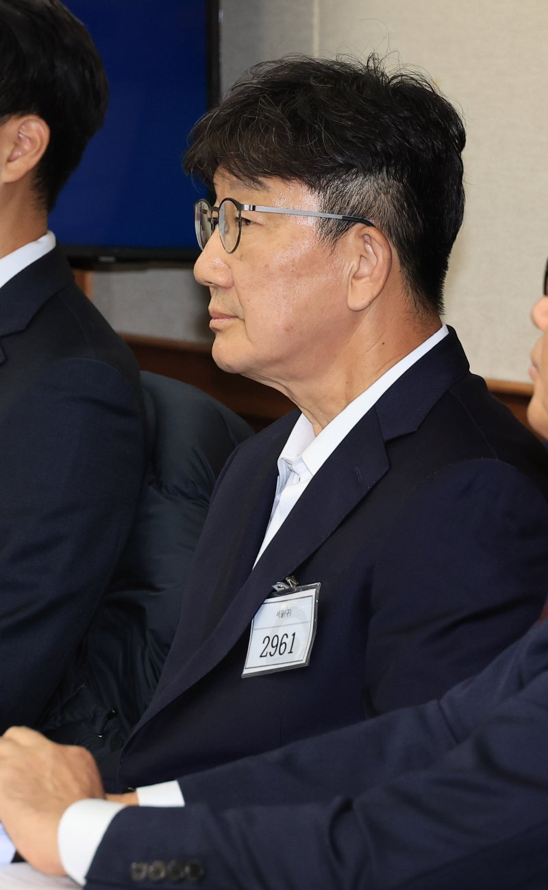 불법 정치자금 수수혐의로 구속기소된 권성동 국회의원이 3일 오전 서울 서초구 서울중앙지법에서 열린 첫 공판에 출석해 피의자석에서 재판을 기다리고 있다.2025.11.3/뉴스1 ⓒ News1 사진공동취재단