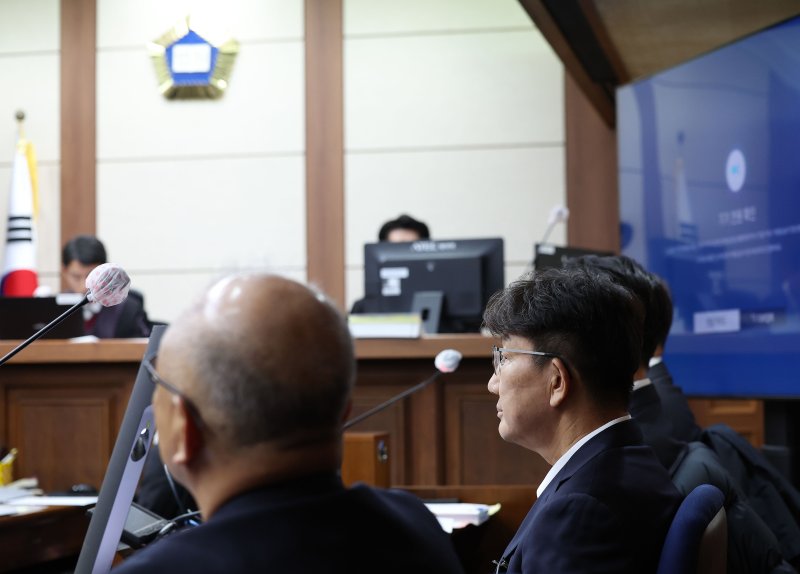 권성동 국민의힘 의원이 3일 서울 서초동 서울중앙지법에서 통일교로부터 불법 정치자금을 수수한 혐의 사건 1차 공판에 출석해 피고인석에 앉아 있다. 2025.11.3/뉴스1 ⓒ News1 사진공동취재단