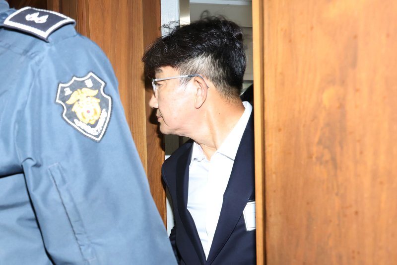 권성동 국민의힘 의원이 3일 서울 서초동 서울중앙지법에서 통일교로부터 불법 정치자금을 수수한 혐의 사건 1차 공판에 출석하고 있다. 2025.11.3/뉴스1 ⓒ News1 사진공동취재단