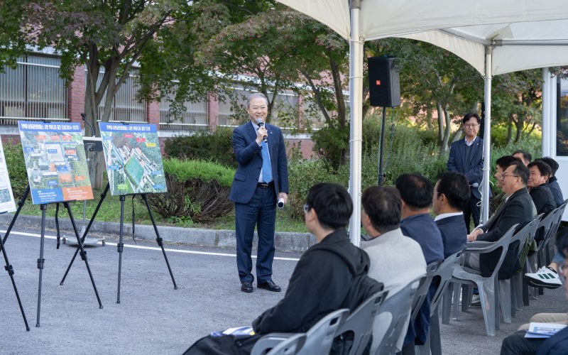 [남원=뉴시스]윤난슬 기자 = 전북대학교는 내년 본격 개교를 앞둔 '남원 글로컬캠퍼스'의 비전과 추진 현황을 공유하고 지역사회와의 협력 강화를 위한 현지 방문 간담회를 열었다고 3일 밝혔다. (사진=전북대 제공) photo@newsis.com