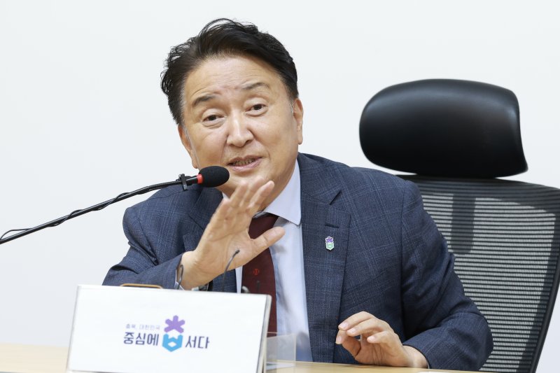 [청주=뉴시스] 김영환 충북지사가 21일 충북 청주시 상당구 문화동 충북도청 브리핑룸에서 돈봉투 수수 혐의 경찰 수사 등에 대한 해명 기자회견을 하고 있다.(사진=충북도 제공) 2025.10.21. photo@newsis.com *재판매 및 DB 금지