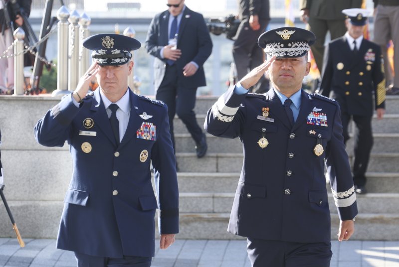 [서울=뉴시스] 김근수 기자 = 진영승 합동참모의장과 댄 케인 미국 합동참모의장이 3일 서울 용산구 국방부 연병장에서 열린 제50차 한미 군사위원회 회의 환영 의장행사를 마치고 회담장으로 이동하고 있다. 2025.11.03. ks@newsis.com