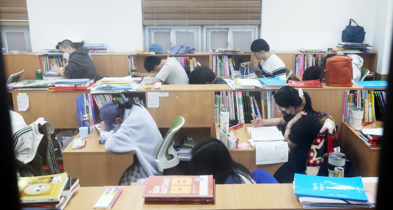 2026학년도 대학수학능력시험 D-100일을 하루 앞둔 4일 경기 수원시 권선구 수원메가스터디학원에서 수험생들이 자율학습을 하고 있다. 2025.8.4/뉴스1 ⓒ News1 김영운 기자