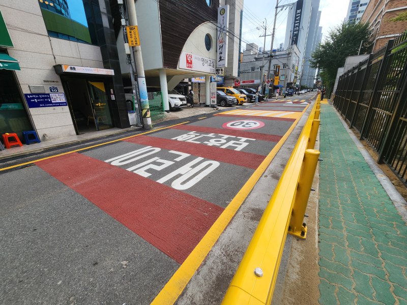 [울산=뉴시스] 박수지 기자 = 보행환경 개선사업이 완료된 울산 북구 명촌초등학교 앞. (사진=북구 제공) 2025.11.03. photo@newsis.com *재판매 및 DB 금지