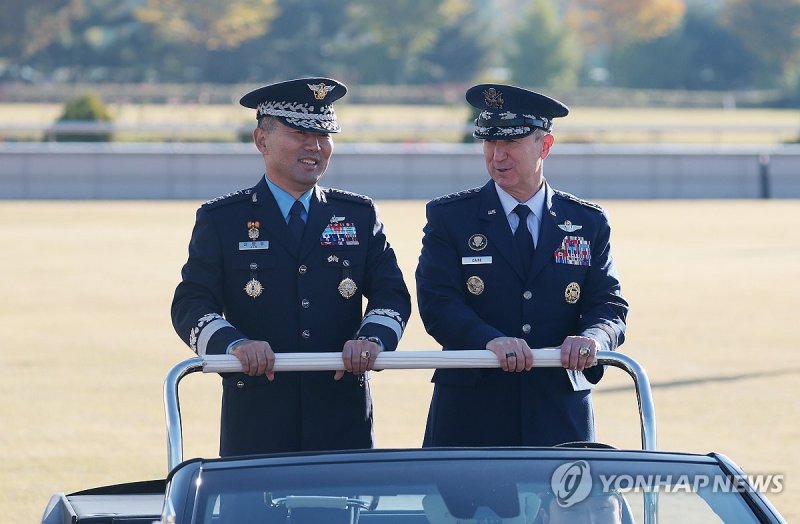 의장대 사열하는 한미 합참의장 (출처=연합뉴스)