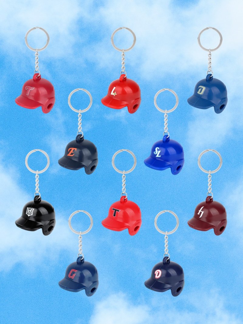 [서울=뉴시스]한국야구위원회(KBO)가 노플라스틱선데이와 협업해 친환경 굿즈인 KBO 야구 헬맷 키링을 선보인다. 2025.11.03. photo@newsis.com *재판매 및 DB 금지