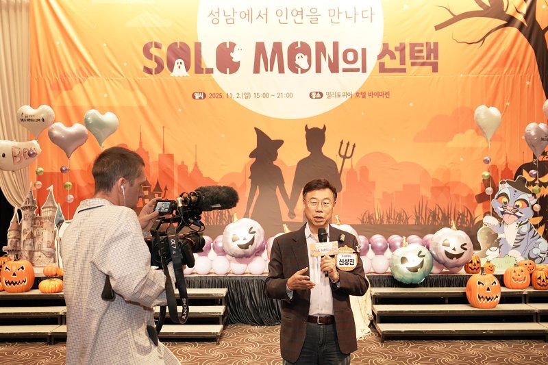 [성남=뉴시스]신상진 시장이 ‘솔로몬의 선택’ 행사를 취재 나온 영국 일간지 ‘더 가디언’과 인터뷰를 하고 있다(사진=성남시 제공) 2025.11.03.photo@newsis.com