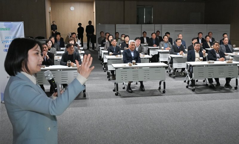 3일 정선군가족센터 2층 대강당에서 최승준 정선군수를 비롯한 5급 이상 간부 공무원을 대상으로 ‘2025년 4대 폭력 통합예방교육’을 실시하고 있다.(사진=정선군 제공) *재판매 및 DB 금지