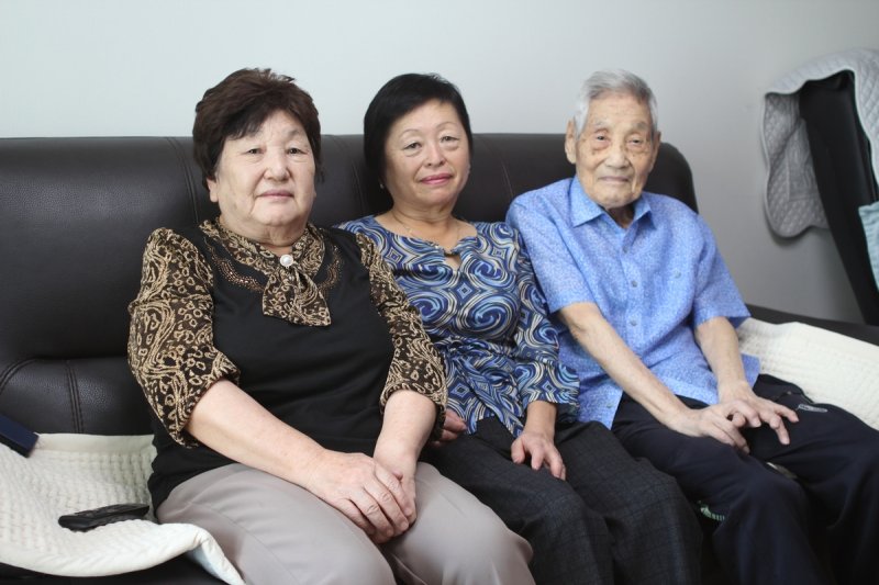 8년만에 상봉한 김 씨 부부와 맏딸 장류보브 씨 (출처=연합뉴스)