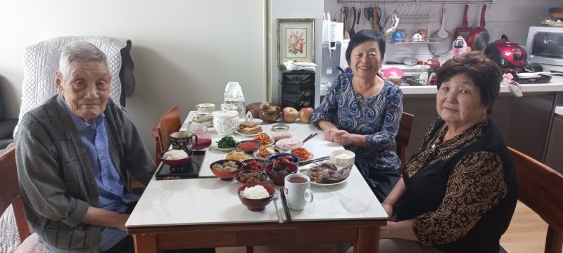 오찬에 앞서 기념 촬영한 김씨 가족 (출처=연합뉴스)