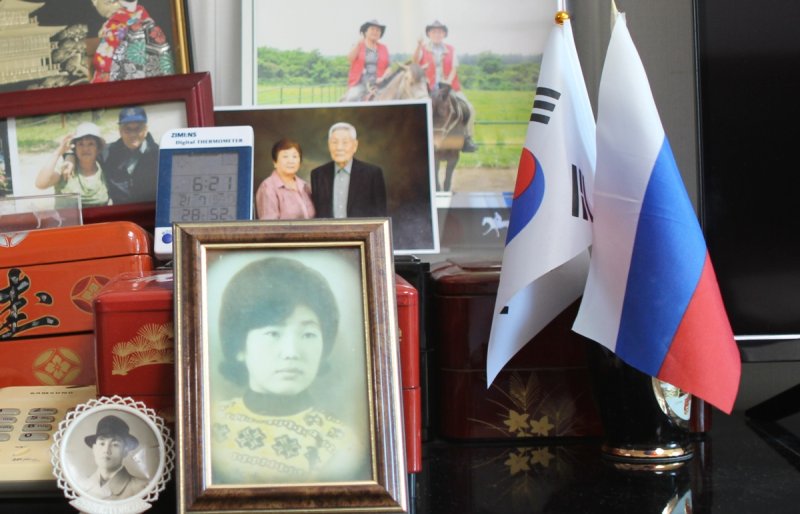 젊은 시절 찍은 김 할머니 사진과 태극기 (출처=연합뉴스)