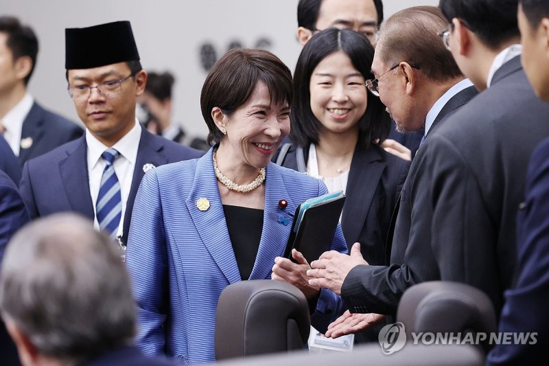 말레이시아 총리와 대화하는 다카이치 총리 (출처=연합뉴스)