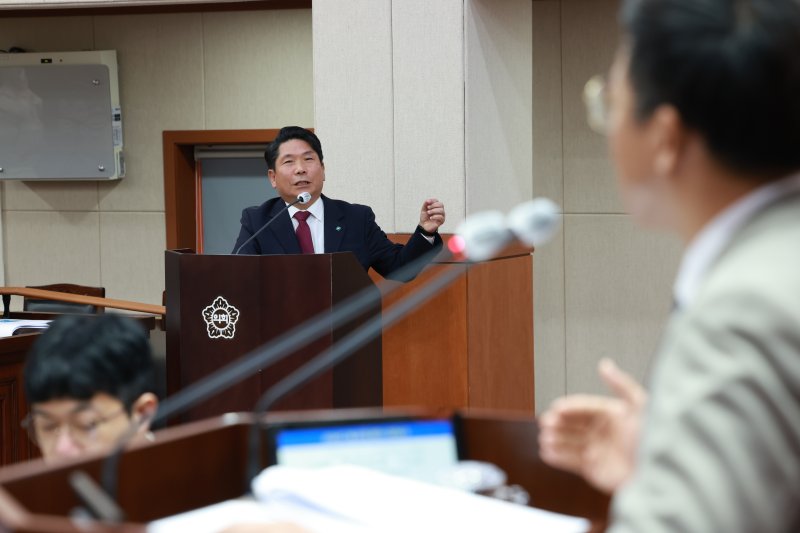 한국전력의 345kV 신평창~신원주 송전선로 제천 경유지를 놓고 김창규 메이저 바카라사이트(왼쪽)과 김수완 제천시의원이 설전을 벌이고 있다.(제천시의회 제공. 재판매 및 DB금지)./메이저 바카라사이트1