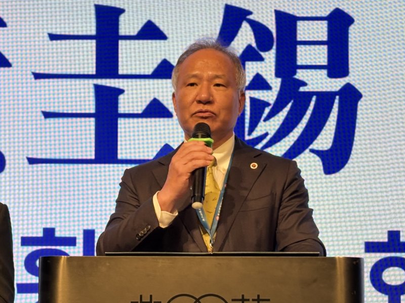 [서울=뉴시스] 황규석 서울시의사회 회장이 1일 대만 타이베이에서 열린 '타이베이시의사회 창립 80주년' 의사의 날을 맞아 축사를 하고 있다. (사진= 서울특별시의사회 제공)