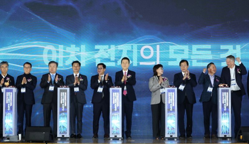 [포항=뉴시스] 송종욱 기자 = '국제 배터리 엑스포 2025 포항'이 포스텍 대학체육관에서 3일 개막한 가운데 이강덕 포항시장, 양금희 경북도 경제부지사, 이상휘·이만희 국회의원, 김일만 포항시의회 의장, 정병훈 에너지머티리얼즈(주) 대표 등 산학연관 관계자가 개막 기념 퍼포먼스를 하고 있다. (사진=포항시 제공) 2025.11.03. photo@newsis.com