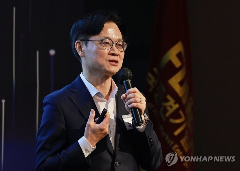 김정관 산업통상부 장관이 3일 서울 그랜드하얏트호텔에서 열린 제190회 중견기업 CEO 오찬 강연회에서 발언하고 있다. 연합뉴스