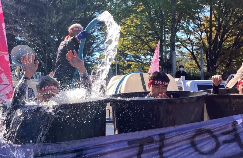 물 뿌리기 퍼포먼스 (출처=연합뉴스)