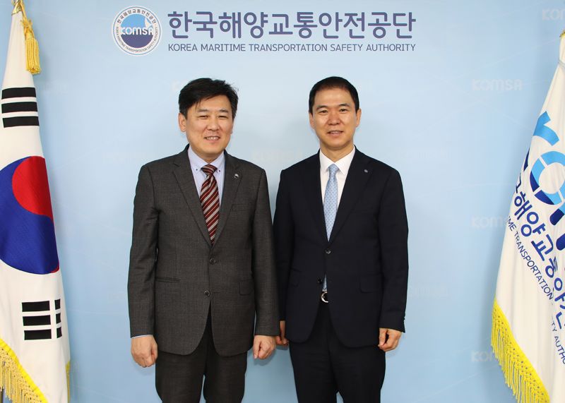 Sh수협은행 신학기 은행장(오른쪽)이 한국해양교통안전공단 김준석 이사장과 기념촬영을 하는 모습. 수협은행 제공