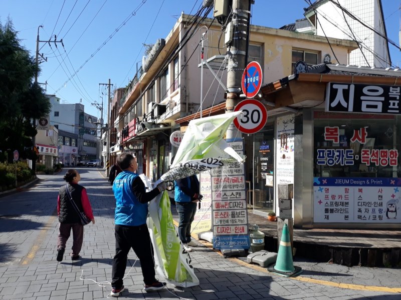 광주 에볼루션 바카라 사이트가 불법 에볼루션 바카라 사이트을 철거하는 모습.(광주 에볼루션 바카라 사이트 제공. 재판매 및 DB 금지)