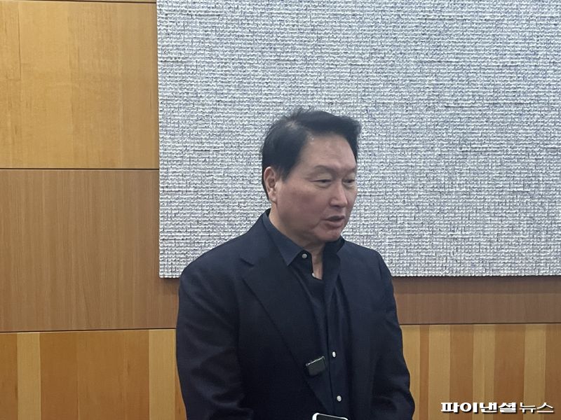 최태원 SK그룹 회장이 3일 서울 강남 코엑스에서 열린 SK AI 서밋 중 기자들과 인터뷰하고 있다. 공동취재단