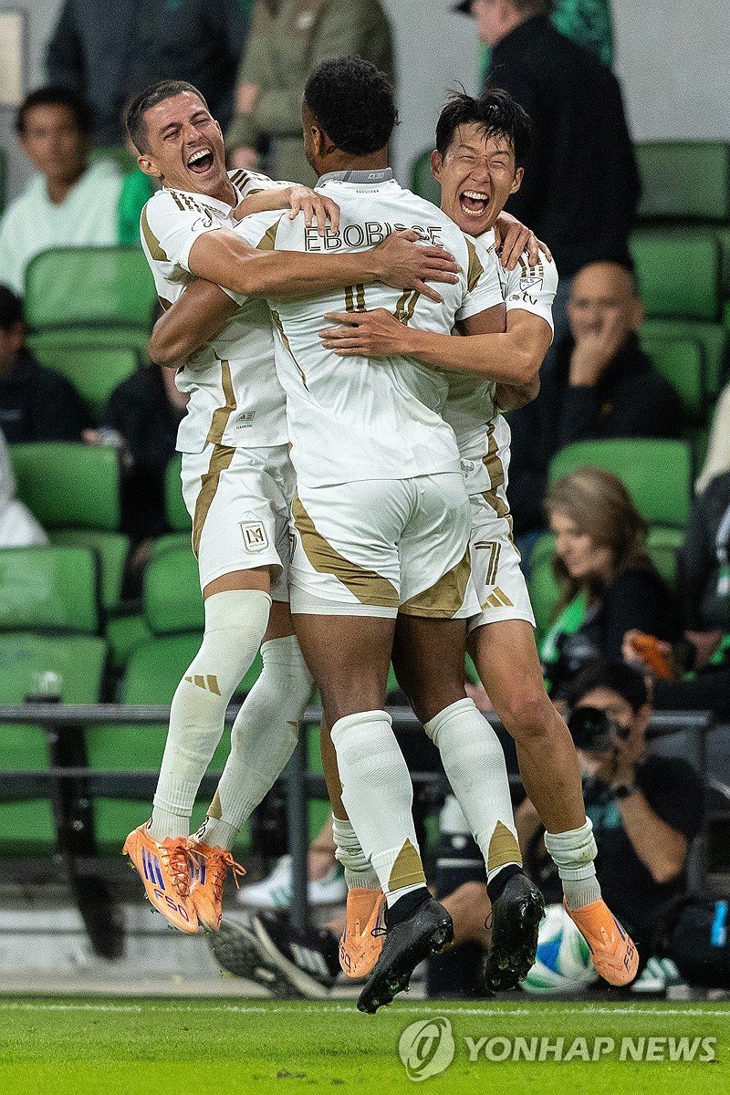 기뻐하는 손흥민과 LAFC 선수들 (출처=연합뉴스)