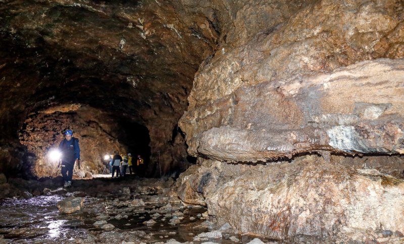 [제주=뉴시스] 우장호 기자 = 3일 국가유산 방문의 해를 맞아 제주 한라산 구린굴이 제주도 세계유산본부 안내로 언론에 특별공개됐다. 한라산 관음사 탐방로 인근 해발 700m에 위치한 구린굴은 2만년 전 백록담 분출과정에서 한라산 북사면을 따라 흘러내린 용암류로 형성된 동굴이다. 사진은 이날 오전 구린굴 내부 모습. 2025.11.03. woo1223@newsis.com