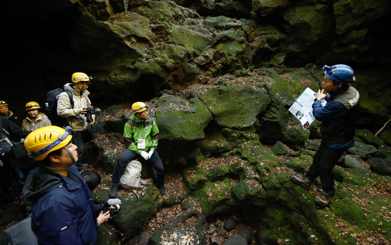 [제주=뉴시스] 우장호 기자 = 3일 국가유산 방문의 해를 맞아 제주 한라산 구린굴이 제주도 세계유산본부 안내로 언론에 특별공개됐다. 한라산 관음사 탐방로 인근 해발 700m에 위치한 구린굴은 2만년 전 백록담 분출과정에서 한라산 북사면을 따라 흘러내린 용암류로 형성된 동굴이다. 사진은 이날 오전 구린굴 내부 모습. 2025.11.03. woo1223@newsis.com