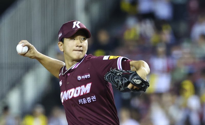 [서울=뉴시스] 최진석 기자 = 10일 서울 송파구 잠실야구장에서 열린 2025 KBO리그 키움 히어로즈와 LG 트윈스의 경기. 9회말 키움 투수 주승우가 역투하고 있다. 2025.07.10. myjs@newsis.com