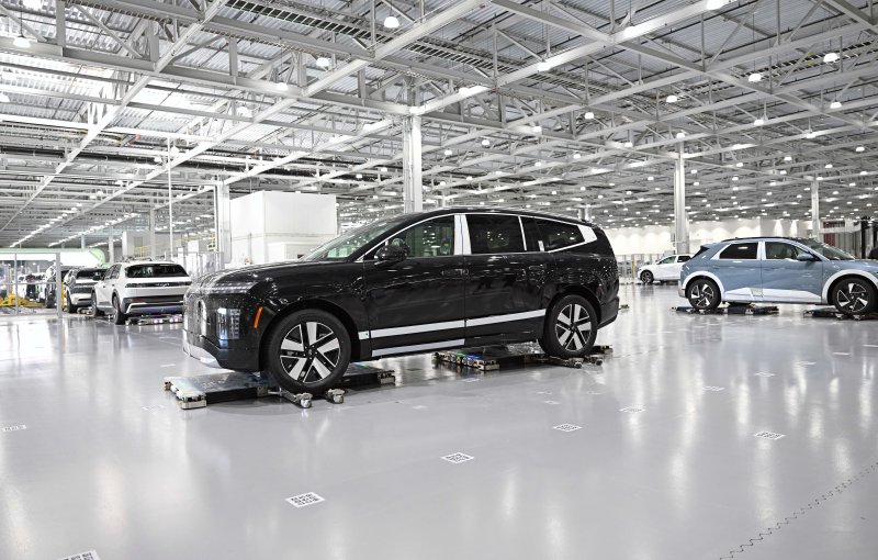 현대차그룹 메타플랜트 아메리카(HMGMA) 의장 공장에서 완성된 차량들이 무인 주차 로봇에 실려 이동하는 모습. (사진=현대차그룹 제공)/사진=뉴시스