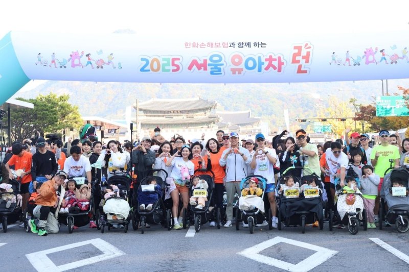 1일 '서울 유아차 런' 행사장에서 참가자들과 기념 촬영하는 오세훈 시장 (출처=연합뉴스)