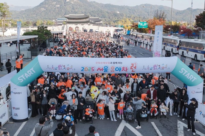 1일 '서울 유아차 런' 행사장에서 참가자들과 기념 촬영하는 오세훈 시장 (출처=연합뉴스)