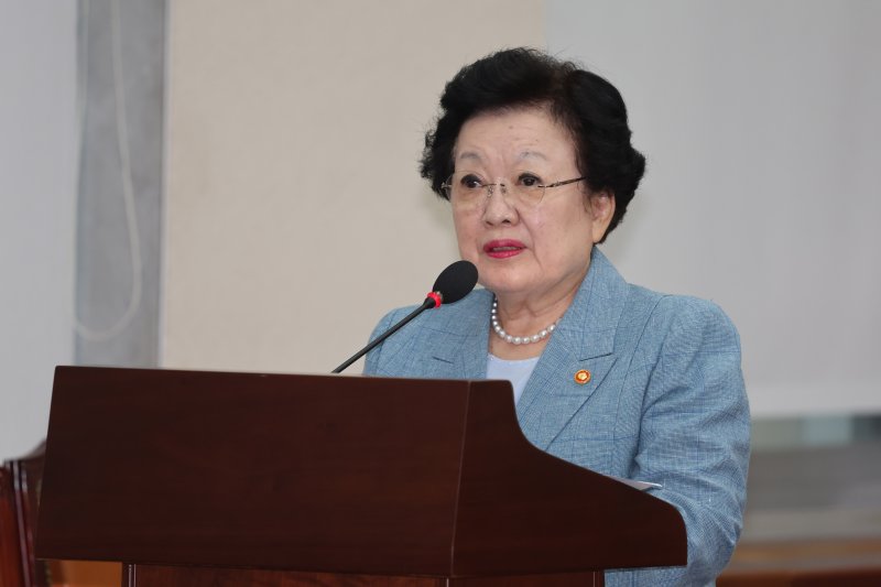 [서울=뉴시스] 김명년 기자 = 이배용 국가교육위원장이 25일 서울 여의도 국회 교육위원회 전체회의에서 발언하고 있다. 2025.08.25. kmn@newsis.com