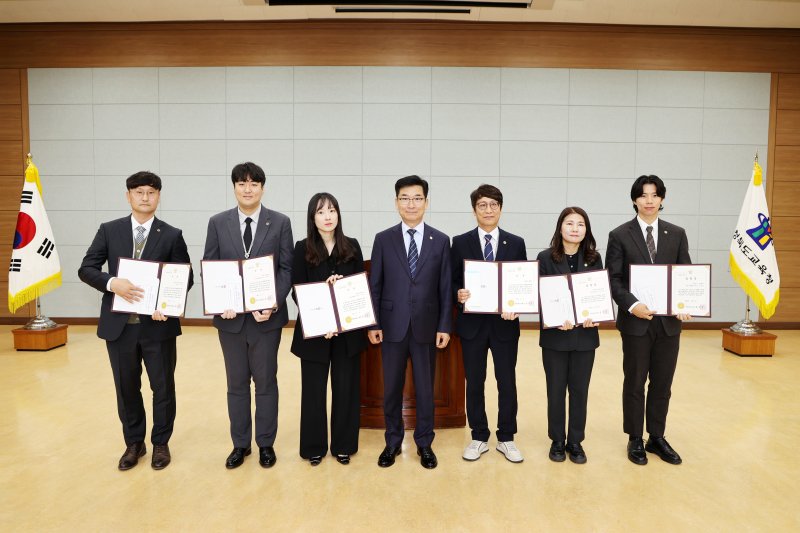 [청주=뉴시스] 윤건영 충북교육감이 3일 도교육청 화합관에서 하반기 국민신문고 민원만족도 평가 우수 부서.직원 표창을 주고 기념사진을 찍고 있다. (사진=충북교육청 제공) 2025.11.03. photo@newsis.com *재판매 및 DB 금지