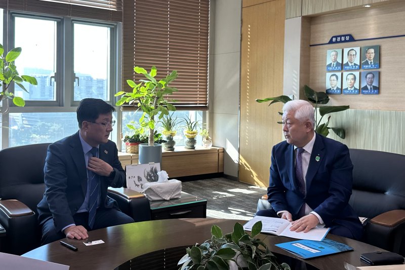 3일 황인홍 전북 무주군수가 김성환 기후에너지환경부장관과 면담을 하고 있다.(사진=무주군 제공) *재판매 및 DB 금지
