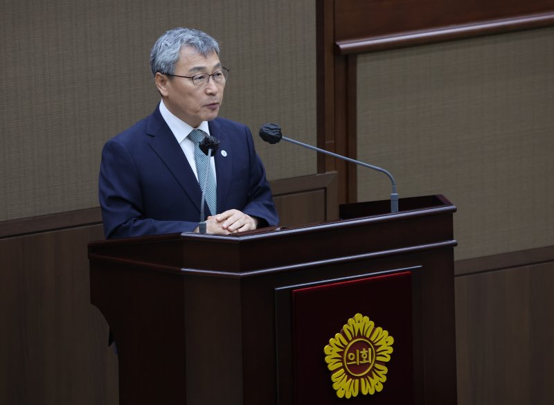 [서울=뉴시스] 김금보 기자 = 정근식 서울시교육감이 6월 10일 오후 서울 중구 서울시의회 본회의장에서 열린 제331회 정례회 본회의에서 2025년도 제1회 추가경정예산안 제출에 따른 시정연설을 하고 있다. 2025.06.10. kgb@newsis.com