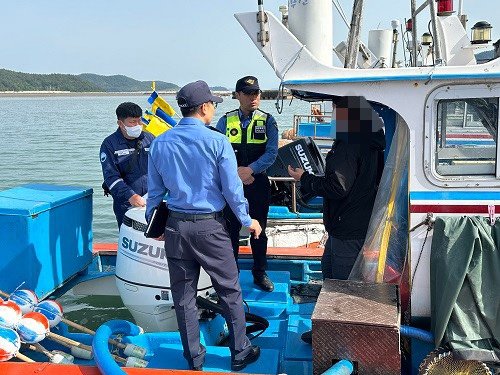 [라이브바카라=뉴시스] 3일 오전 라이브바카라해양경찰서가 관내 정박된 어선을 점검하고 있다. (사진 = 라이브바카라해경 제공). 2025.11.03. photo@newsis.com *재판매 및 DB 금지