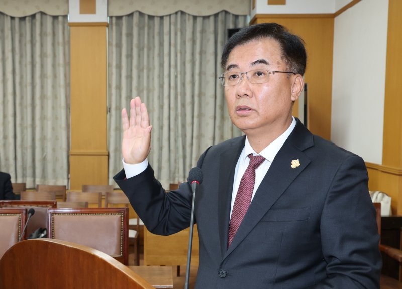 김용원 대전관광공사 사장 후보자가 31일 대전시의회 행정자치위원회 회의실에서 열린 대전관광공사 사장 후보자 인사청문회에서 증인선서를 하고 있다. 2025.10.31/뉴스1 ⓒ News1 김기태 기자