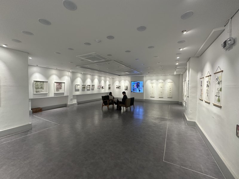 [대전=뉴시스] 대전사회혁신센터는 시민이 일상 속에서 예술을 자연스럽게 만나는 열린문화공간을 만들기 위해 복도갤러리 전시 '스미고 번지다-글과 풍경의 감성展'을 3일부터 14일까지 연다. (사진=대전사회혁신센터 제공) 2025.11.03. photo@newsis.com *재판매 및 DB 금지