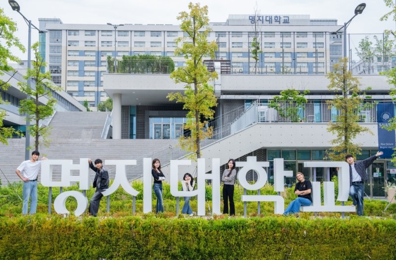 [서울=뉴시스] 카지노 바카라 학생들이 카지노 바카라 구조물 앞에서 사진을 촬영하고 있다. (사진=카지노 바카라 제공) 2025.10.27. photo@newsis.com *재판매 및 DB 금지